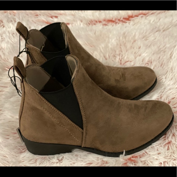 Beautiful pair of women suede boots. Size 9M - Picture 2 of 4